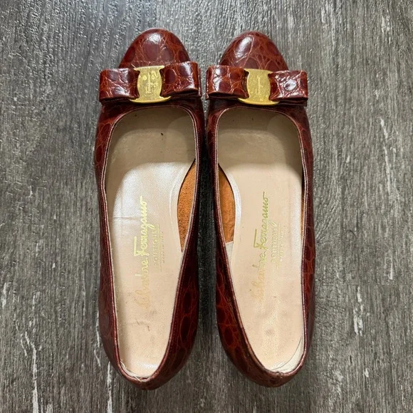 Salvatore Ferragamo Dark Red Croc Embossed Leather Vara Bow Heels Size 7.5 - Picture 3 of 9